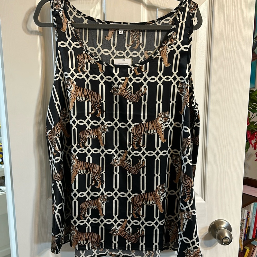 Royal standard trellis tiger pajama set. NWT. Size XL.